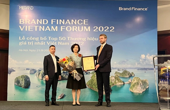 Brand Finance representative awarded the certificate 'Vinamilk - The 6th largest milk brand in the world' to Ms. Bui Thi Huong - CEO of Vinamilk.