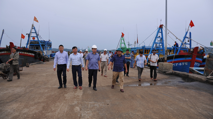 Ông Trần Hữu Thế, Chủ tịch UBND tỉnh Phú Yên kiểm tra công tác ứng phó bão số 4. Ảnh: AC.
