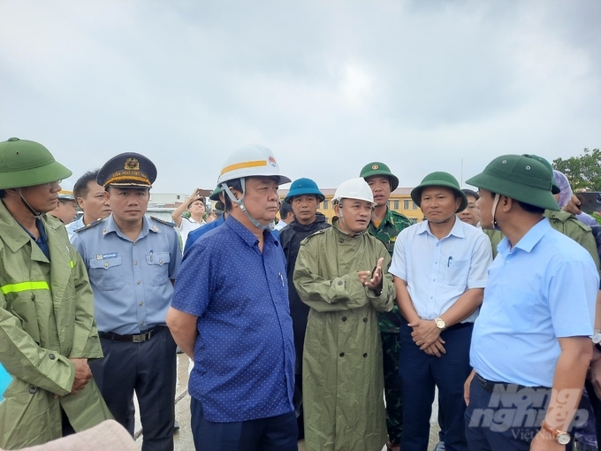 Bộ trưởng Bộ NN-PTNT Lê Minh Hoan đi kiểm tra tình hình ứng phó bão Noru tại khu neo đậu tàu thuyền xã Phú Hải, huyện Phú Vang, tỉnh Thừa Thiên - Huế. Ảnh: CĐ.