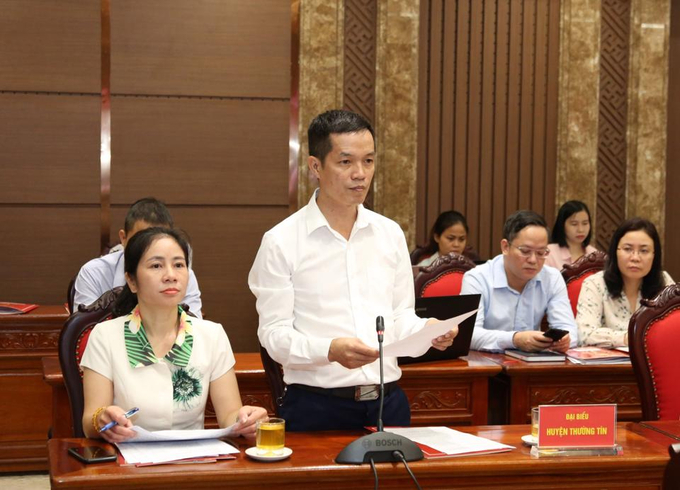 Ông Nguyễn Xuân Huy, hội viên Hội Nông dân xã Hoà Bình (huyện Thường Tín) kiến nghị tại hội nghị đối thoại.