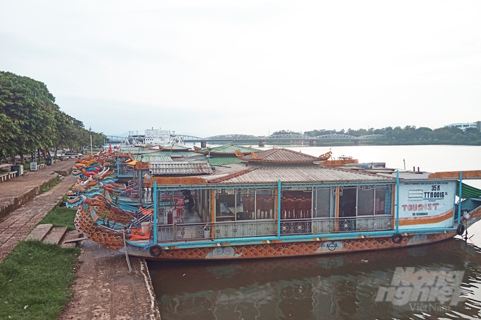 Thuyền rồng phục vụ khách du lịch trên sông Hương tạm dừng hoạt động để phòng tránh bão Noru. Ảnh: CĐ.