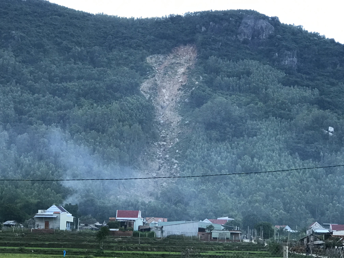 Núi Cấm ở thôn Chánh Thắng, xã Cát Thành (huyện Phù Cát, Bình Định) nguy cơ bị sạt lở núi trong bão Noru. Ảnh: Đ.T.