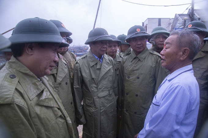 Phó Thủ tướng Chính phủ Lê Văn Thành nói chuyện với 1 cụ già vùng biển Quảng Trị. Ảnh: HT.