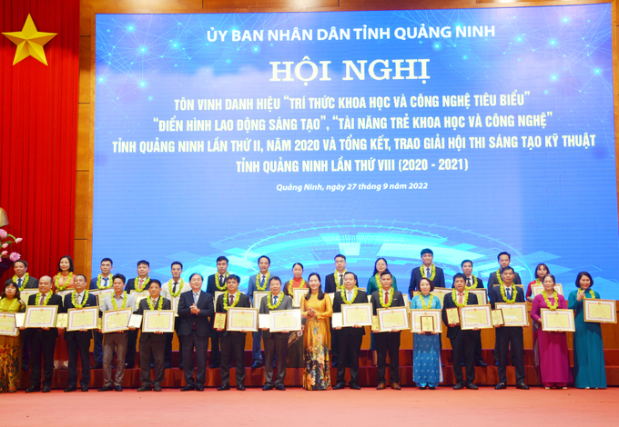 Đội ngũ trí thức khoa học và công nghệ tiêu biểu tỉnh Quảng Ninh được tôn vinh tại hội nghị. Ảnh: Báo Quảng Ninh