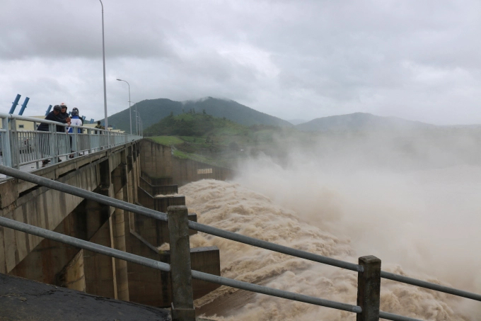 Tỉnh Phú Yên đã ban hành lệnh vận hành xả nước qua tràn hồ thủy điện Sông Ba Hạ. Ảnh: KS.
