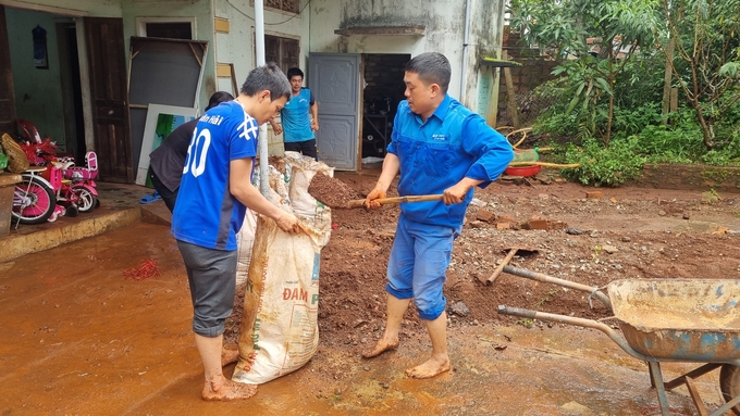 Ảnh hưởng bão Noru, Gia Lai xảy ra mưa lớn khiến nhiều bùn, đá ngập vào nhà dân.