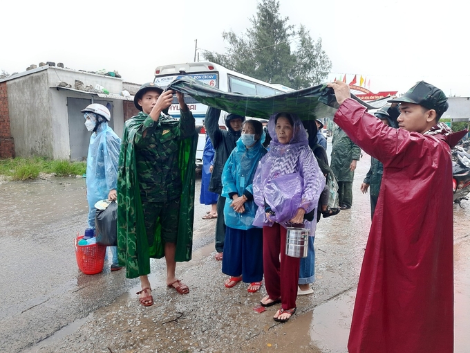 Nhiều người già đã được lực lượng Bộ đội biên phòng hỗ trợ di dời đến nơi an toàn tránh bão Noru.