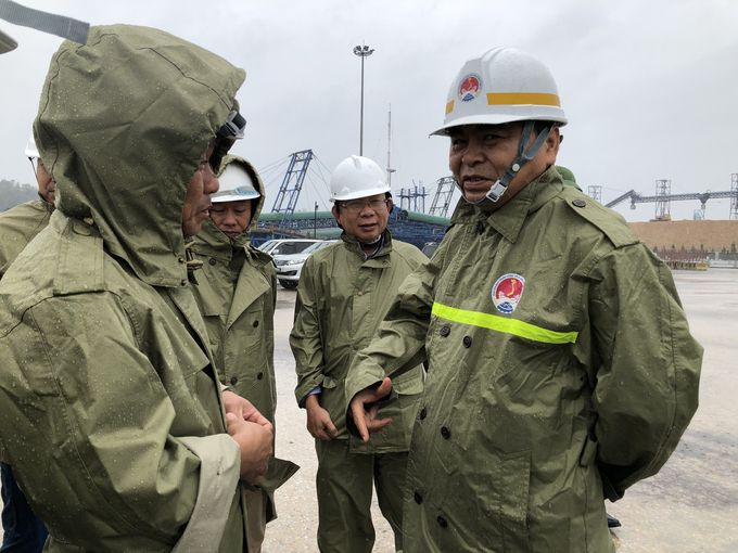 Thứ trưởng Nguyễn Hoàng Hiệp (bên phải) kiểm tra công tác phòng chống bão tại huyện Bình Sơn (Quảng Ngãi). Ảnh: T.P.