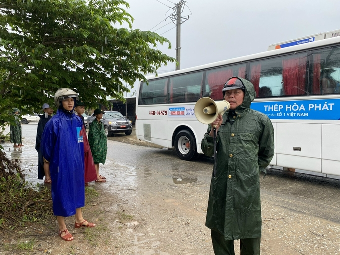 Người dân được thông báo di dời, sơ tán đến nơi an toàn tránh bão Noru.