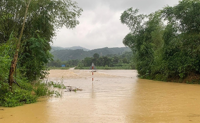 Nhiều tuyến đường, cầu, cống ở huyện Hương Khê bị cô lập do mưa lớn. Ảnh: GH.