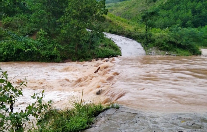 Một số bản ở huyện miền núi Minh Hóa bị nước lũ chia cắt. Ảnh: Đ.T.