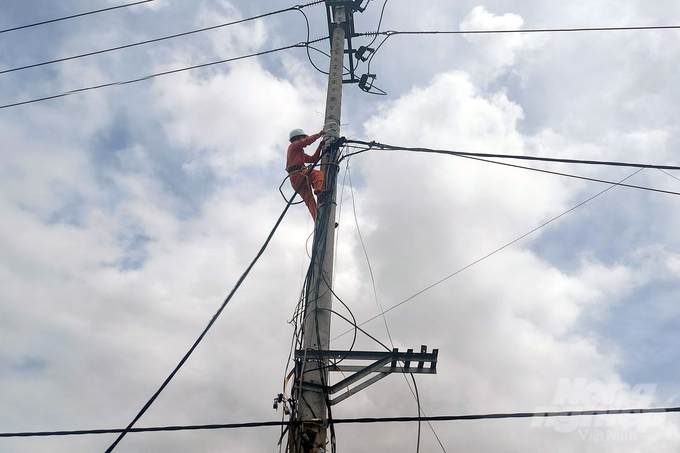 Điện lực tỉnh Quảng Trị Chi nhánh huyện Gio Linh đang nỗ lực khắc phục tình trạng mất điện cục bộ tại thị trấn Cửa Việt. Ảnh: Võ Dũng.