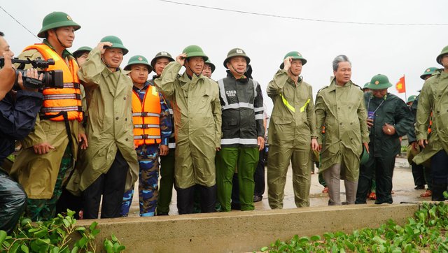 Phó Thủ tướng kiểm tra đê biển tại thôn An Dương 3, xã Phú Thuận, Thừa Thiên - Huế. Ảnh: VGP/Đức Tuân.