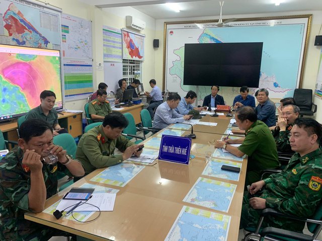 Phó Thủ tướng Lê Văn Thành làm việc với các địa phương về diễn biến và ảnh hưởng của bão số 4 tại điểm cầu Ban Chỉ huy Phòng chống lụt bão và Tìm kiếm cứu nạn tỉnh Thừa Thiên - Huế. Ảnh: VGP/Đức Tuân.
