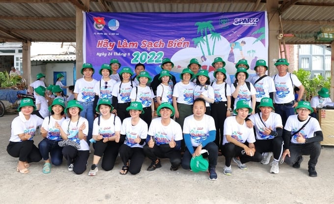 Các tình nguyện viên của C.P. Việt Nam tham gia chương trình 'Hãy làm sạch biển 2022'.