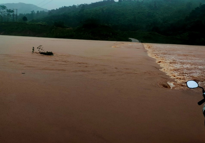 Mưa lớn trong 2 ngày qua khiến một số vùng tại các huyện miền núi tỉnh Quảng Trị tạm thời bị chia cắt. Ảnh: CTV.