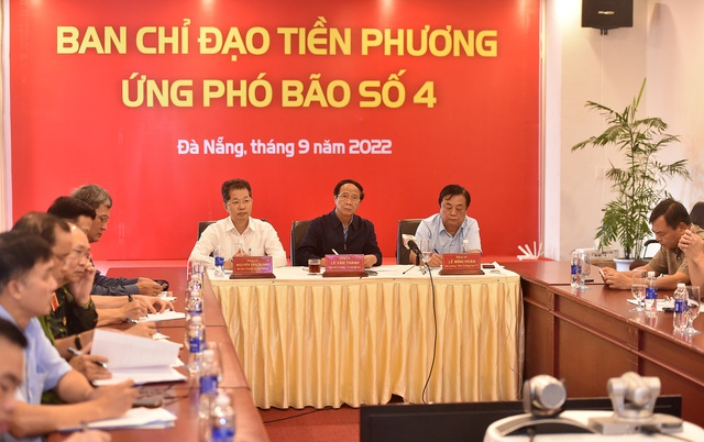 Phó Thủ tướng Lê Văn Thành (giữa) và Bộ trưởng Lê Minh Hoan (phải) tại đầu cầu Ban Chỉ đạo tiền phương tại TP Đà Nẵng. Ảnh: VGP/Đức Tuân.