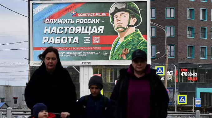 Một áp phích kêu gọi người dân Nga tham gia nghĩa vụ quân sự, với hình ảnh một người lính và khẩu hiệu 'Phụng sự đất nước là một nhiệm vụ' ở thành phố Saint Petersburg hôm 20 tháng 9 năm 2022. Ảnh: Olga Maltseva / AFP