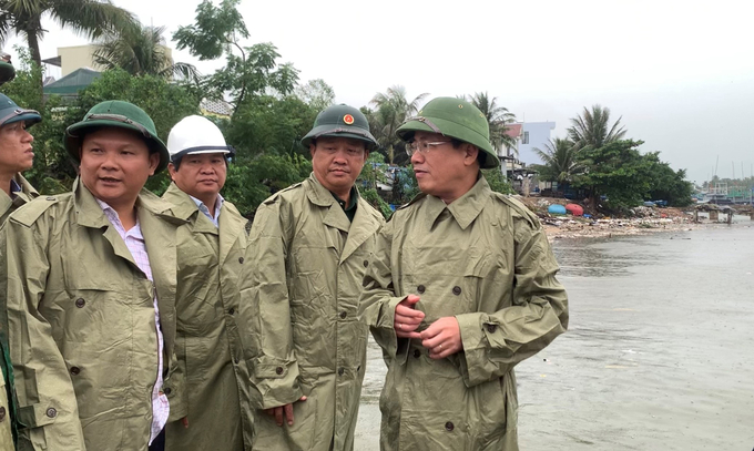 Chủ tịch UBND tỉnh Bình Định Phạm Anh Tuấn kiểm tra tình hình ứng phó với bão số 4 tại thị xã Hoài Nhơn. Ảnh: Đ.T.