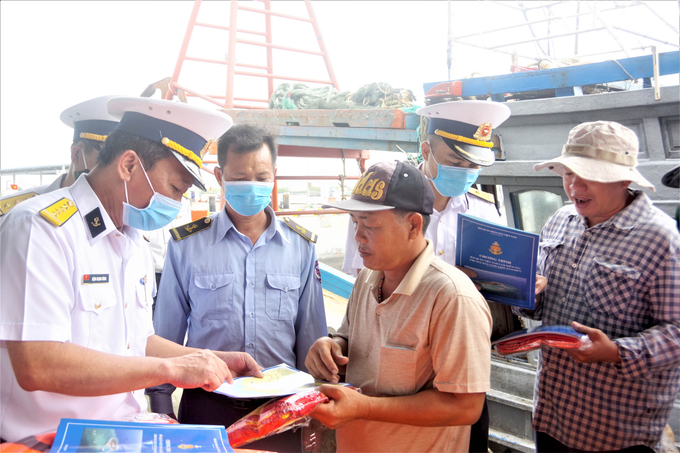 Fishermen in Ba Ria - Vung Tau Province are introduced about measures against IUU fishing. Photo: Minh Sang.