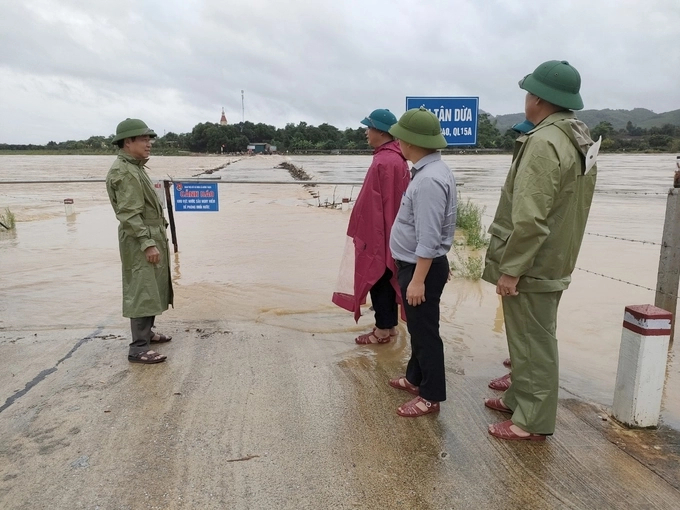 Một số tuyến đường giao thông trên địa bàn huyện Hương Khê, tỉnh Hà Tĩnh bị ngập nước, cô lập dân cư cục bộ. Ảnh: Thanh Nga.
