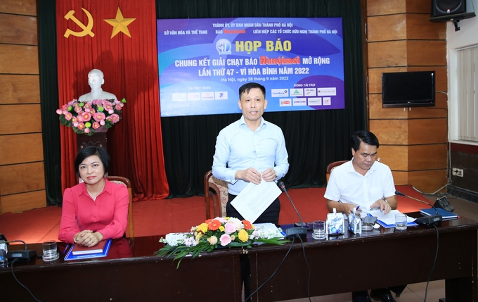 Phó Tổng Biên tập phụ trách báo Hà Nội mới Nguyễn Thành Lợi phát biểu tại buổi họp báo.