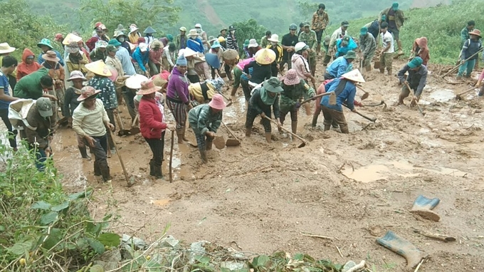 Người dân đào đất, san ủi đường để thoát cảnh cô lập.