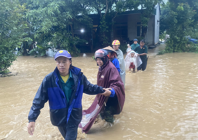 Tình trạng ngập lụt cục bộ sau hoàn lưu bão số 4 xảy ra tại nhiều địa bàn của tỉnh Nghệ An.