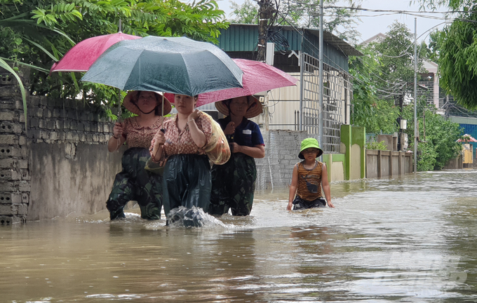 Do nhà ngập sâu nên nhiều hộ dân phải di chuyển lên những nhà cao tầng để xin tránh trú tạm, chờ nước lũ rút mới quay về dọn dẹp nhà cửa.