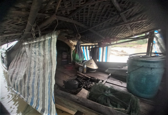 Chiếc thuyền nhỏ rộng chừng vài m2 là nơi sinh sống của cụ Nguyễn Thị Lạy. Ảnh: Quốc Toản