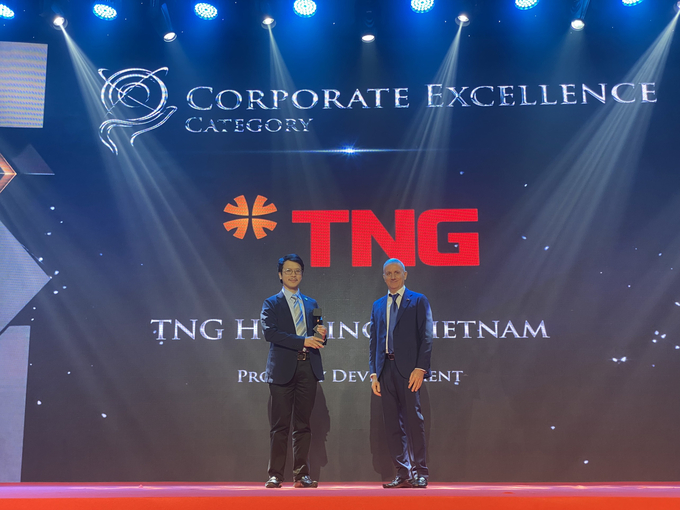 Ông Trần Tuấn Việt đại diện Tập đoàn TNG Holdings Vietnam nhận giải thưởng 'Doanh nghiệp xuất sắc Châu Á tháng 2/2022.