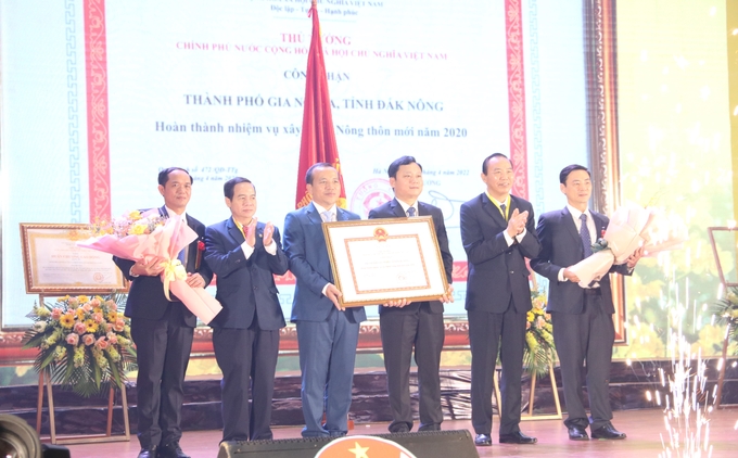 TP Gia Nghĩa đón nhận chứng nhận hoàn thành xây dựng nông thôn mới. Ảnh Minh Quý.