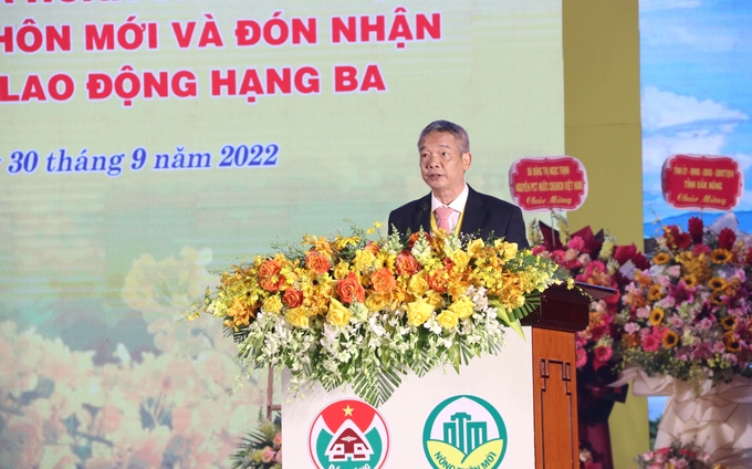 Ông Phạm Tuấn Anh, Giám đốc Sở NN-PTNT tỉnh Đắk Nông đọc công bố TP Gia Nghĩa hoàn thành xây dựng nông thôn mới. Ảnh Minh Quý.