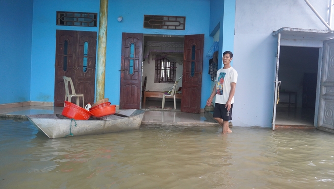 Nước bắt đầu ngập vào nhà tại nhà dân tại thôn Kén (Tượng Sơn). Ảnh: Quốc Toản.