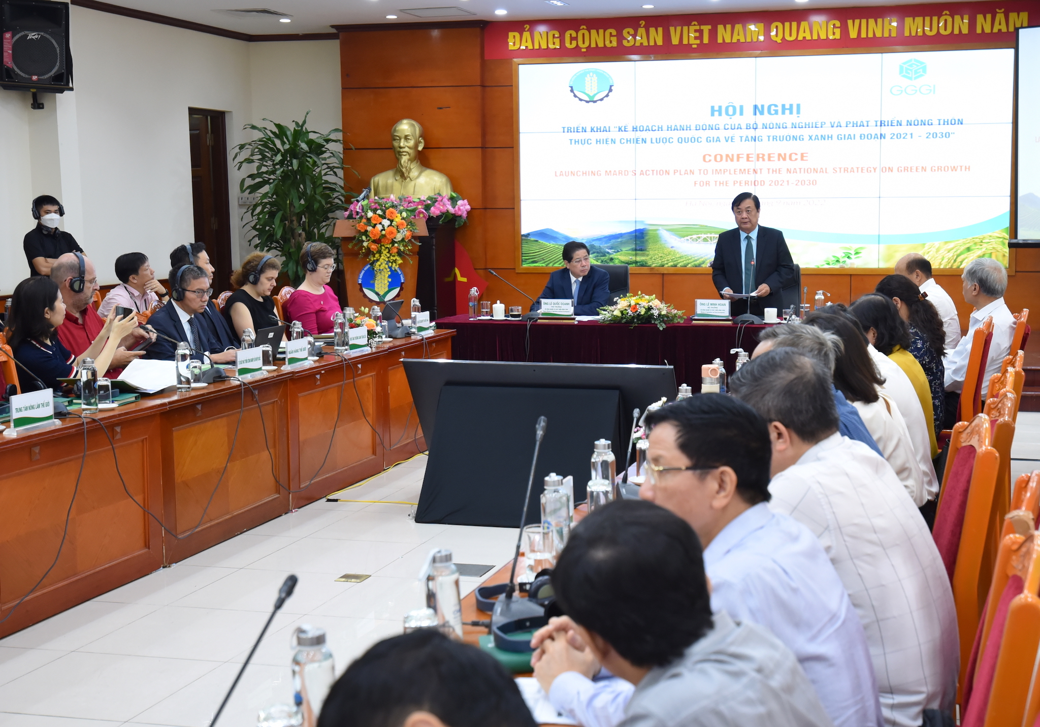 Bộ trưởng Lê Minh Hoan và Thứ trưởng Lê Quốc Doanh chủ trì Hội nghị triển khai Kế hoạch hành động của Bộ NN-PTNT thực hiện Chiến lược Quốc gia về tăng trưởng xanh giai đoạn 2021 - 2030 sáng 30/9. Ảnh: Tùng Đinh.