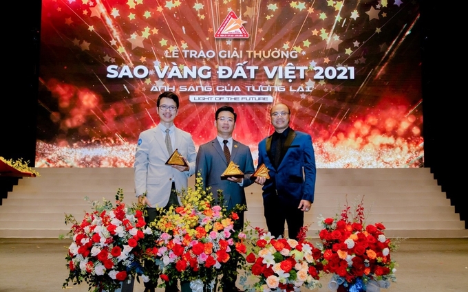 (Từ trái sang) Đại diện TNG Holdings Vietnam, TNS Holdings và TNR Holdings Vietnam tại lễ trao giải thưởng SVĐV 2021.