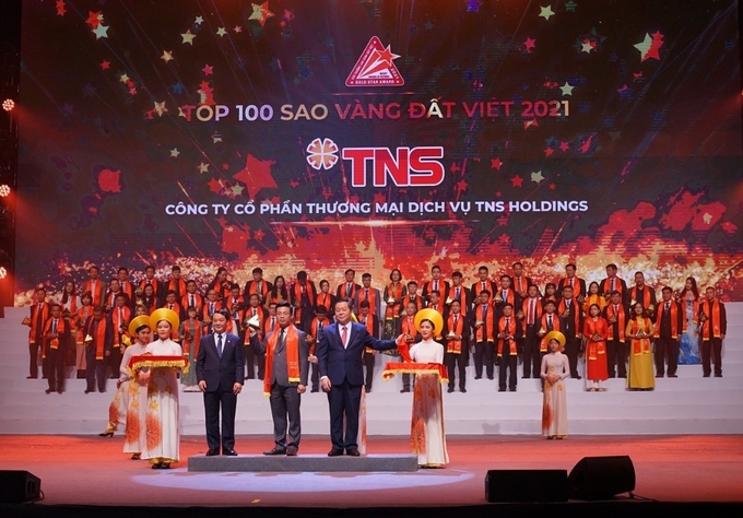 Đại diện TNS Holdings đón nhận giải thưởng TOP 100 doanh nghiệp tiêu biểu Việt Nam – Sao Vàng Đất Việt 2021.