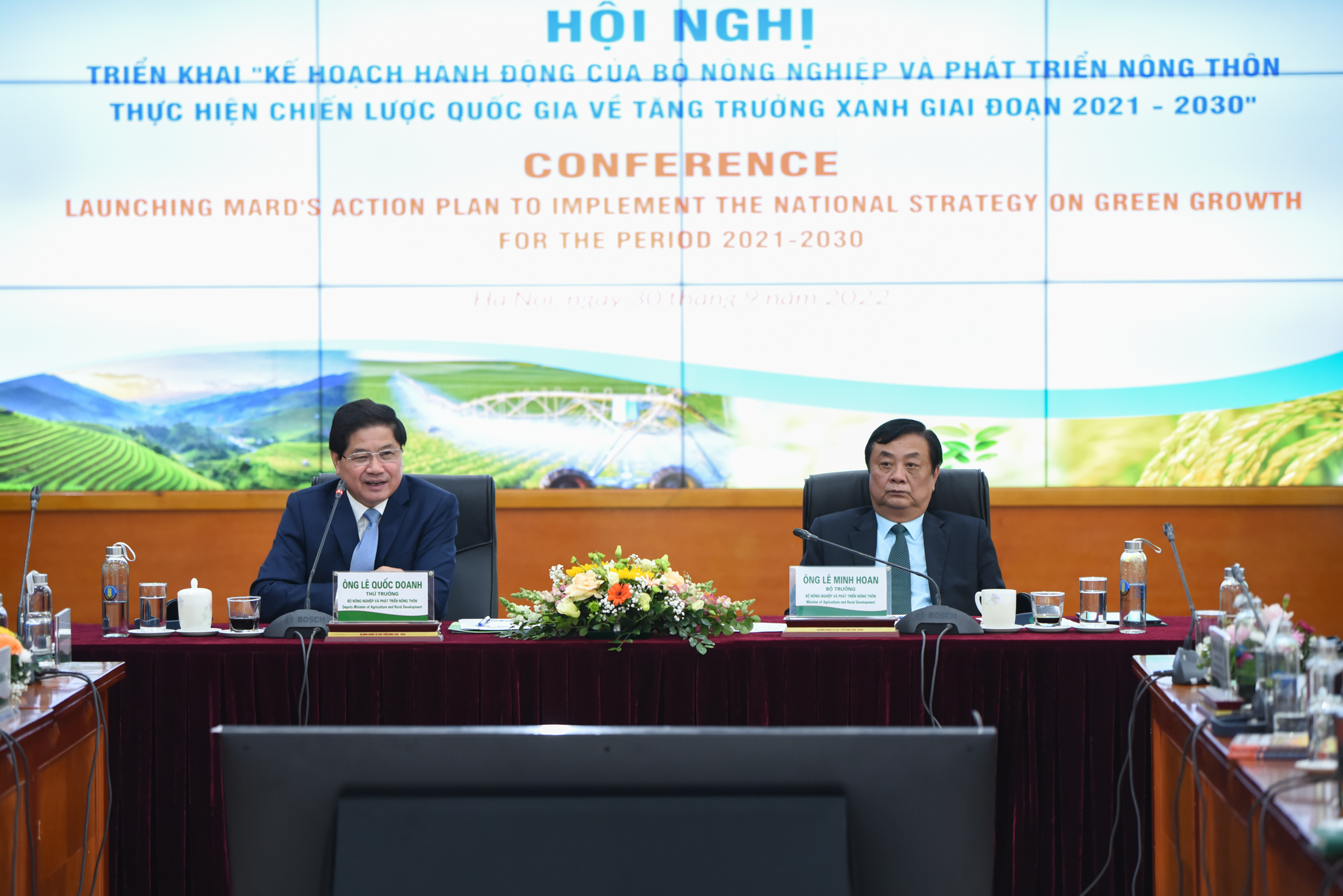 Hội nghị triển khai Kế hoạch hành động của Bộ NN-PTNT thực hiện Chiến lược Quốc gia về tăng trưởng xanh giai đoạn 2021 - 2030 dưới sự chủ trì của Bộ trưởng Lê Minh Hoan và Thứ trưởng Lê Quốc Doanh. Ảnh: Tùng Đinh.