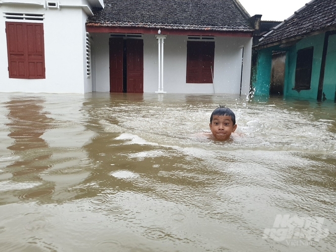 Lũ lên nhanh, nhiều nhà dân ở Quỳnh Lưu bị ngập, cuộc sống người dân bị đảo lộn. Ảnh: Thanh Nga