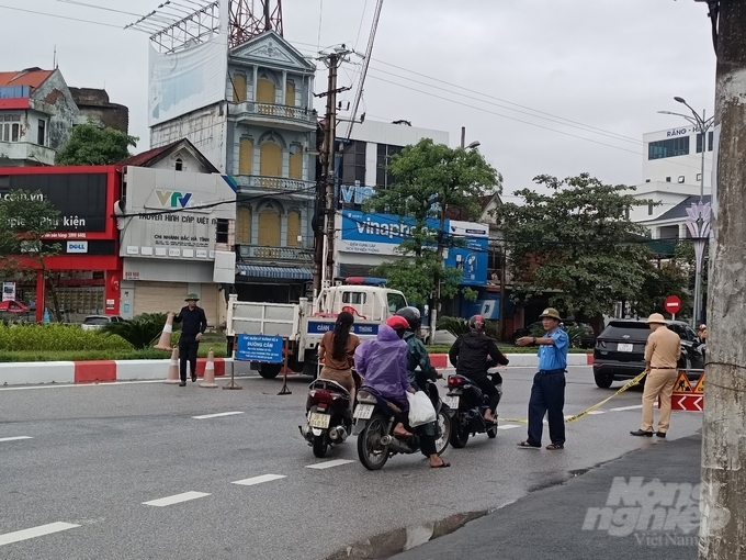 Lực lượng chức năng lập chốt cấm đường, phân luồng giao thông từ vòng xuyến thị xã Hồng Lĩnh. Ảnh: TN.