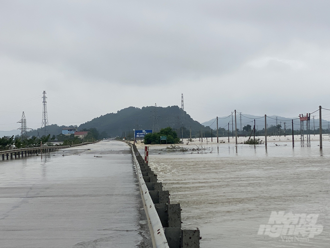 QL 1A qua xã Xuân Lam bị ngập lũ. Ảnh: TN.