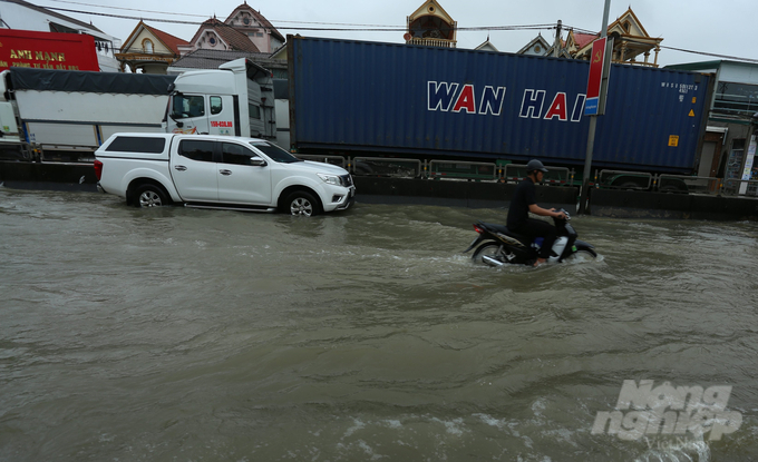 'Chật vật rà xe hơn 1km mới đến điểm ngập lụt. Xe tôi thấp gầm không thể di chuyển qua điểm ngập nên phải thuê xe cứu hộ cẩu qua', anh Nam nói.