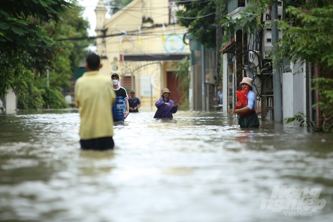 Nước lũ cũng gây ngập lụt cục bộ khu dân cư ven sông Thái khiến cuộc sống người dân đảo lộn.