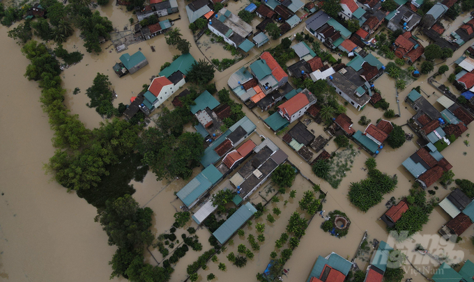 Theo ông Nguyễn Xuân Dinh, Phó Chủ tịch UBND huyện Quỳnh Lưu, do nước thượng nguồn đổ về lớn, hệ thống tiêu không đáp ứng được khiến hơn 6.500 hộ dân dọc sông Giát nước ngập vào nhà; trong đó hơn 2.000 hộ ngập sâu từ 1m trở lên.