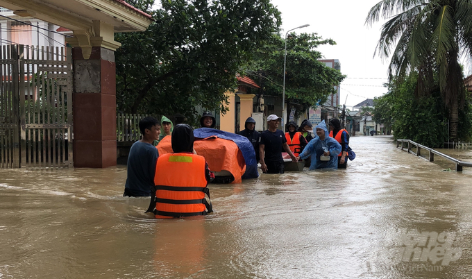 Để đảm bảo đời sống cơ bản cho người dân vùng lũ, huyện Quỳnh Lưu đã chỉ đạo lực lượng chức năng di dời các hộ ngập sâu lên nơi cao ráo, an toàn; Tổ chức cung ứng nước sạch, nhu yếu phẩm cần thiết cho bà con; Đồng thời yêu cầu Ủy ban Mặt trận Tổ quốc, công an, quân sự vừa thăm hỏi vừa hỗ trợ thêm cho bà con.