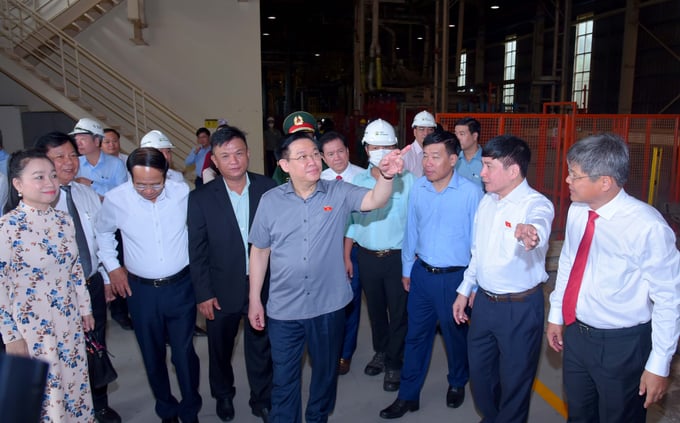 Chủ tịch Quốc hội Vương Đình Huệ thăm Công ty Cổ phần Gỗ MDF VRG Dongwha.