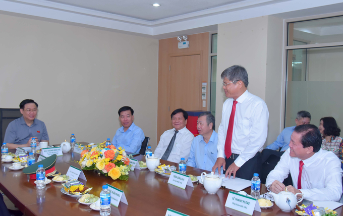 Chủ tịch HĐQT VRG Trần Công Kha báo cáo với Chủ tịch Quốc hội về hoạt động của Nhà máy MDF VRG Donghwa.