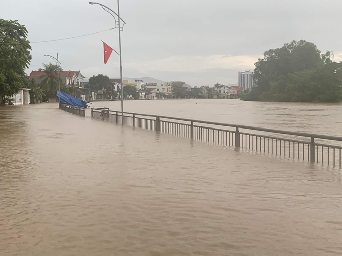 Nước sông Mai Giang tràn bờ, gây ngập nặng hoàng loạt khu vực ở thị xã Hoàng Mai khi hồ Vực Mấu xả lũ. Ảnh: Thanh Thủy.