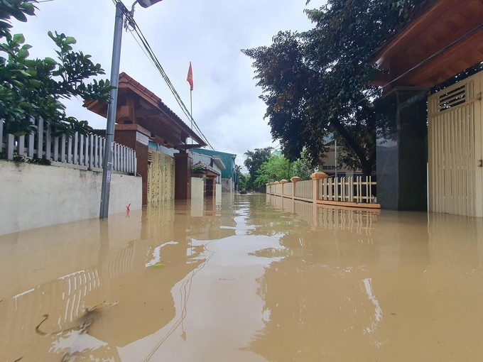Các khu dân cư tại phường Quỳnh Thiện (thị xã Hoàng Mai) bị ngập sâu ngày 30/9 khi hồ Vực Mấu xả lũ. Ảnh: Trang Lý.