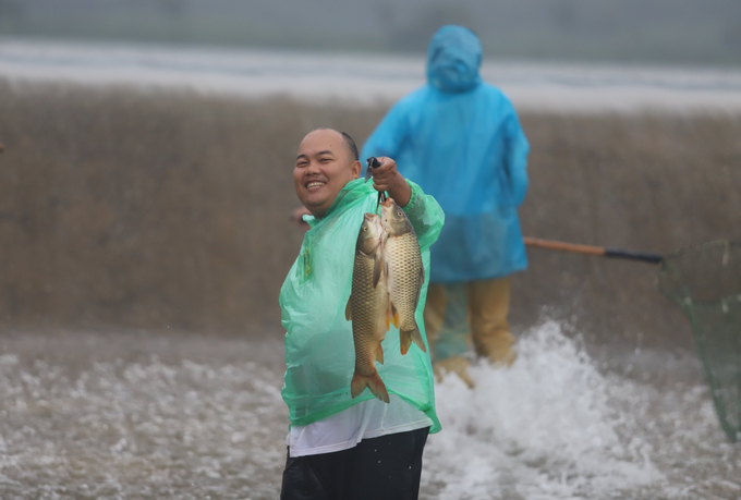 'Chúng tôi bắt cá về cải thiện bữa ăn hàng ngày, người nào thu được nhiều thì đem bán với giá khoảng 60 – 70 ngàn đồng/kg. Như hôm nay tôi bắt được 3 chậu cá rồi, khoảng 30kg. Nước chảy xiết nhưng không mưa nên chúng tôi mới xuống bắt, còn mưa lớn thì không ai dám liều mình', một người dân khác 'săn' cá từ ngày 29/9 chia sẻ.